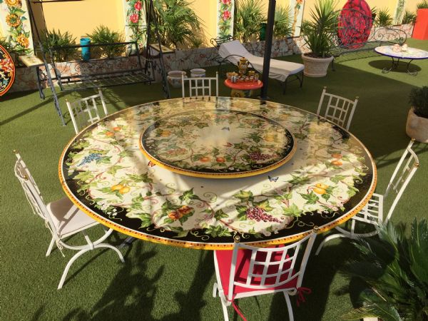 LEO057 T - In the photo: 130 cm. diameter table<BR><BR>Volcanic stone, 3 cm thick. Suitable for inside and outside, resistant to a temperature range of -60 to 1000 °C.